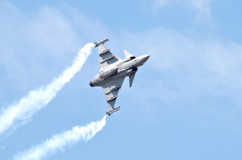 Avião militar sobrevoa espaço aéreo americano.