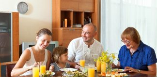 Família está reúnida em almoço e pensa no preço do arroz.