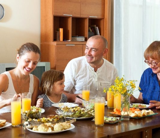 Família está reúnida em almoço e pensa no preço do arroz.