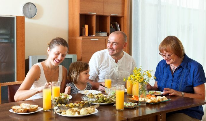 Família está reúnida em almoço e pensa no preço do arroz.