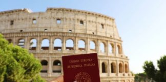 Mulher segura passaporte de cidadania italiana, em frente ao Coliseu.em