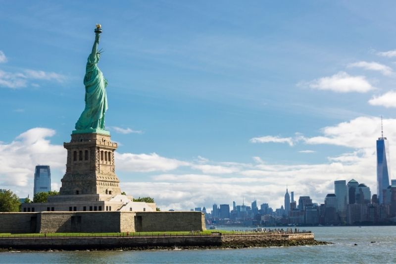 Imagem da Estátua da Liberdade, com a cidade de Nova York ao fundo.