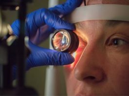 Oftalmologista fazendo exame de fundo de olho para detectar a retinopatia diabética.