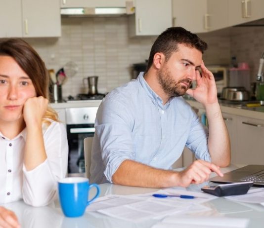 Casal pensa sobre como pagar o convênio.