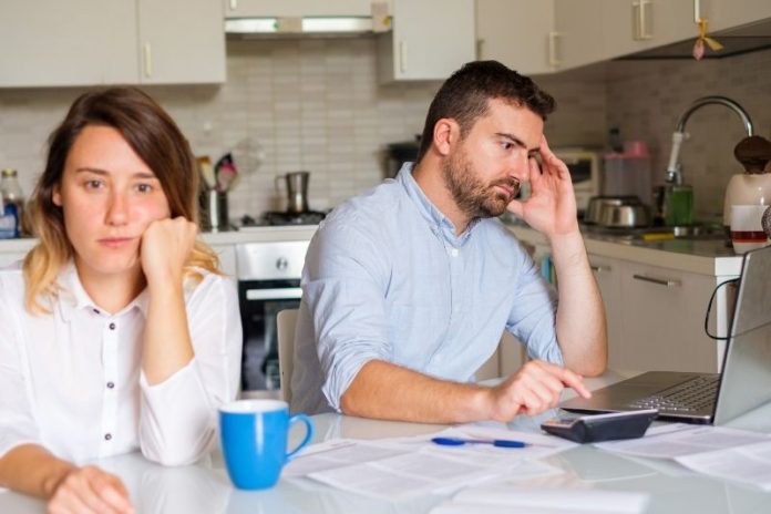 Casal pensa sobre como pagar o convênio.