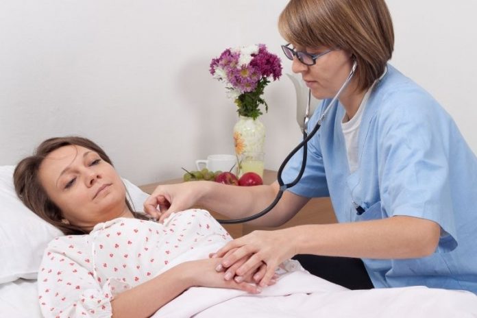 Médica examina paciente do clube de benefícios.